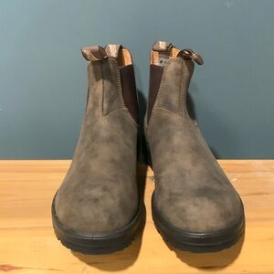 Blundstone - size 8 - never worn - inserts missing